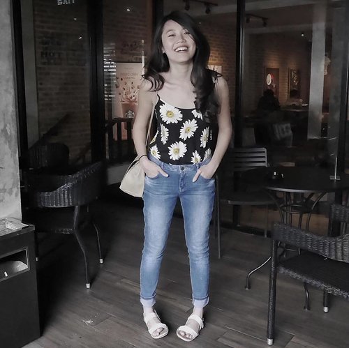 Be like a sunflower and perk up towards the sun 🌻🌻🌻
(top and mom jeans from @dorothyperkins_indonesia)

#clozetteid #ootdid #lookoftheday #potd