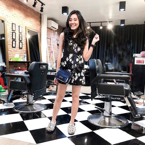 When the barbershop your husband is getting his haircut in is cute. By the way, can’t stop wearing these @mksshoes sandals! 🖤 Bon week-end à tous! 
#stylediary #clozetteid #ootd #looksootd #lookbookindonesia #ggrepstyle