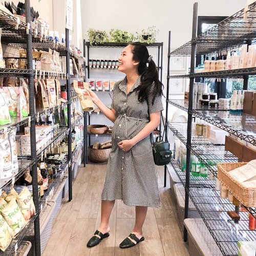 I’m looking at healthy food but all #littlepeanut wants is cheeseburger and fried noodles. || Staying home tonight watching the opening ceremony of #AsianGames2018 on TV. #littlepeanut has been kicking, I think he’s excited about it too! 
#indonesianblogger #stylediary #clozetteid #ootd #25weekspregnant #bumpstyle #maternitystyle #momlifeawards #bloggerindonesia #ootdindo