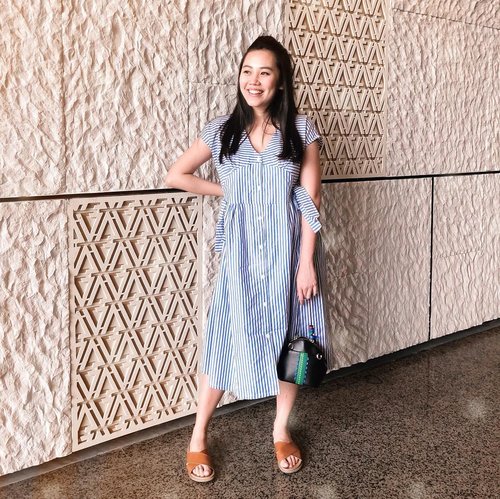 Since I’m not in the habit of wearing heels anymore, wearing midi dresses makes me look even shorter but I keep wearing them anyway. Guess I love them too much. Talk about unconditional love. 
#clozetteid #ootd #ootdideas #momstyle #breastfeedingfriendly #busui #mamablogger #stylemepretty #indonesianblogger