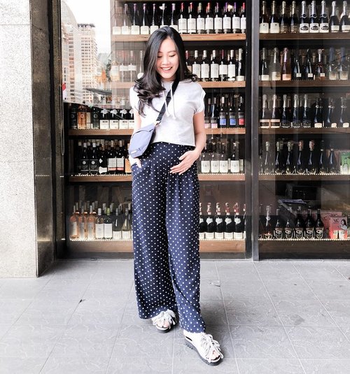 Is the polkadot season over? I hope not because I just got these pants which waist still fits my #24weekspregnant belly. Oh who am I kidding, in a few weeks I won’t fit into them anymore 🤪

#clozetteid #ootd #lookoftheday #wiwt #indonesianblogger #stylediary #loveasianstyle #ootdblogger #bloggerindonesia #preggerslife