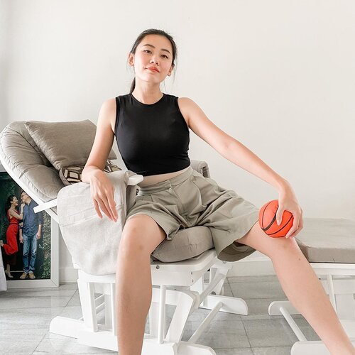 Kalau pegang bola basket beneran gak cocok, anaknya loyo dari dulu paling gak bakat olahraga (ask my highschool friends😛). Jadi pegang bola basket dummy punya Owen aja. 

Wearing Tiktok crop top from @wearinblair 

P.S. - I've actually been regularly exercising. And by regularly I mean daily. That may mean so little for some people but it means HUGE for me. Nanti ya aku share soal olahraga.

#clozetteid #ootd #ootdindonesia #lookdujour