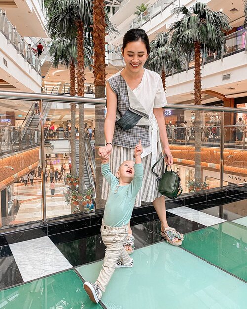 Enaknya Owen udah bisa berdiri dan belajar jalan adalah foto OOTD sama mamah jadi gampang! 😄 Gampang-gampang susah sih, di satu sisi udah berdiri jadi bajunya kelihatan jelas, tapi susah karena anaknya petakilan mau jalan terus.Anyway, has any of your style changed since becoming a mom? I think my mommy-wear criteria adalah yang gak ribet dipakai, bahan gak panas, tapi tetep ada wow factor jadi gak plain2 amat. Like this top I'm wearing. Pakainya bener-bener kayak pakai kaos aja, tapi desainnya next level kan?Ini dari @shopataleen , which is salah satu go-to online shops ku untuk atasan-atasan simpel tapi unik. Kayak berantakan tapi aesthetics gitu. Dan sungguh murah meriah!#clozetteid #ootd #mommywear #momblogger #mamadaily #13monthsoldbaby