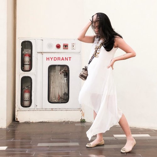 Zero knowledge how to work a hydrant. #survivalskills #captionpenting 
Happy weekend! 
#whywhiteworks #clozetteid #ootd #tgif #indonesianblogger #stylediary #loveasianstyle #stylestalker