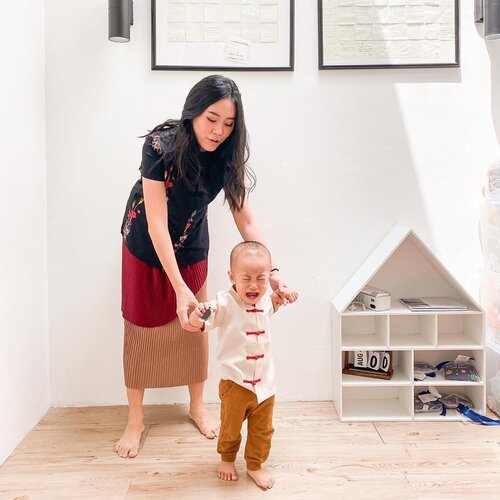 Trying to take an outfit photo with a baby who's learning to walk. Maunya jalaaaan terus, diminta berdiri di sebelah mama sebentar marah 😅 bisa relate ya, buibuk?Thank you ya om aunty online Owen yang nanyain kabar Owen dan doain cepet sembuh. Demam udah gak ada, tinggal batuk + meler. Fix kena virus yang lagi musim karena di hari yang sama ncus nya Owen dan mbak di rumah ku juga kena penyakit yang sama. Mask up, people!Hari ini kita balik lagi ke dokter karena Owen kalo lagi makan tuh batuk2nya parah, beberapa kali sampai muntah. Padahal baru mulai kembali napsu makannya, lah muntah makanannya keluar semua. Aku khawatir radang atau apa ya, tapi kata dokter enggak sih. Cuma obat batuknya diganti. Semoga yang ini lebih efektif.Stay healthy yaa semuanya! Minum air putih yang banyak. Kalo keluar rumah pakai masker. Sering-sering cuci tangan. Semprot2in sanitizing spray atau disinfectant di perabot rumah. Minum vitamin. Dan paling penting berdoa dan percayakan aja sama Tuhan. Kita gak akan sakit kalau Tuhan gak izinkan penyakit itu mengalahkan immune system kita. Sebaliknya kalau sampai kita sakit, berarti memang Tuhan kasih kita sakit karena itu bagian dari rencanaNya buat kita.#momblogger #mommyandme #clozetteid #ootd