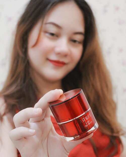 I’m a big believer in that if you focus on good skincare, you really won’t need a lot of make-up ☺️ Apa sih yang ada dibenak kalian saat mendengar tentang brand Fujifilm? kalau aku sih yang pertama aku pikirkan adalah foto atau kamera, yakan? hihi tapi kalian tau gak sih ternyata brand Fujifilm ini sekarang merambat di dunia kecantikan juga lho, Nah salah satu produk Fujifilm ini adalah Astalift yang merupakan Skincare Premium di Jepang 😍udah nyobain pakai jelly ini hampir 2 minggu dan hasilnya suka banget karena membuat wajah ku menjadi kenyal, halus dan terhidrasi. Untuk review lengkapnya sudah bisa kamu baca di blog aku ya di windanasari.com (or just tap link on my bio 😉) ..#Clozetteid #AstaliftxClozetteIdReview #astalift_indonesia #photogenicbeauty #Clozetteidreview #windanareviews #gorgeouspellbywindana