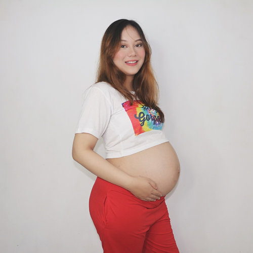 Starting the 28th week of my pregnancy and my baby's weight is over 1 kg now 😋 and stretch marks are beginning to appear on every inch of my body 🙈..#babybumpupdate #28weekspregnant #windanapregnancydairy #clozetteid