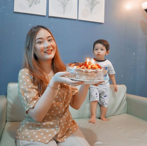 looks like someone is going to blow my birthday candles 🤣🤪.I hope my little family is always healthy, happy and always together😊 thank u so much axel n my lovely hubby for love, happiness and everything :,) ..#asikdapetkamerabaru #feeling25 #clozetteid