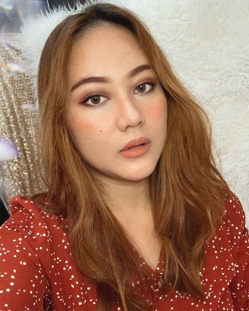 Ceritanya mau re-create makeup nya @bennipi tapi fail soalnya matanya kurang smokey :,) huahaha mohon maklumi makeup w yg masih amatir wkwk 😂 siapa disini yg nonton film @baby_netflix jugaa?? 🥰..#gorgeouspellbywindana #makeuplook #beauty #beautyblogger #makeuptutorial #clozetteid #beautyenthusiast #100daysofmakeup #ragamkecantikan #tampilcantik #ulzzang #kbeauty #beautyjunkie #whatiwore #bloggerstyle #summeroutfit #womenfashion #explore #lookoftheday #ootd #ragamkecantikan