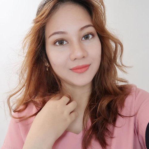 Time to say #ByeHeavyMatte with @maybelline Lipstick The Powder Mattes. The first ultra lightweight lipstick with honey, nectar and powder pigments. I’m using “Make Me Blush” in this photo. Full review and swatch is already up on my blog here 👉🏻 windanasari.com or just tap link on my bio 💝 .
.
.
#clozetteid #beautynesiamember #lykeambassador #beautybloggerid