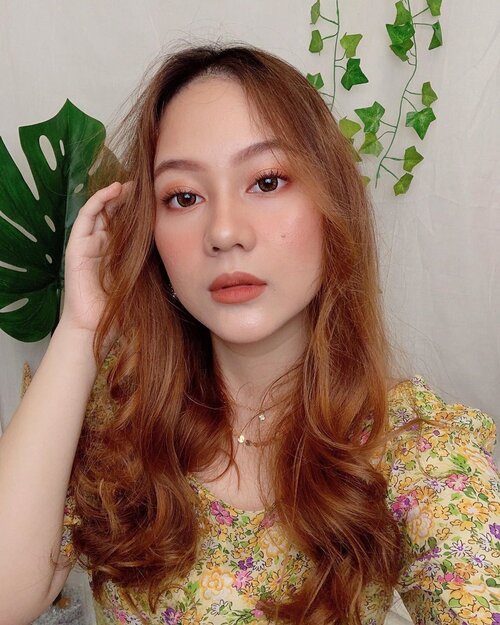 Cobain makeup baru dari @mizzucosmetics kali ini lagi cobain highlighter, blush dan lipstick terbarunya. Aku bakalan review sedikit yaa :🥳 Highlighter Nomina ini cantik-cantik banget 😭 super suka sama packagingnya yang minimalis dan lebih compact. Selain bisa dipakai buat highlighter, Nomina juga bisa dipakai buat eyeshadow. Nomina memiliki 3 shades yaitu :Candela, Lux, Lumensz. Kalau favorite aku pastinya yg Candela soalnya warnanya pas di kulit aku yg fair. 🥳 Nah kalau MIZZU Blush Me Up, blush ini singleBlush On pertama MIZZU dengan shades peach. Teksturnya powdery, warnanya juga pigmented dan gampang untuk di blend, cocok untuk semua skintone dan harganya juga terjangkau 😉🥳 Coffee Break Lip Cream ini teksturnya creamy banget dan hasil akhirnya velvet. Produk ini nyaman dipakai setiap saat dan punya aroma kopi yang enak banget 😭 . Cocok juga digunakan saat kita harus selalu menggunakan masker, karena transferproof 😎 tersedia dalam 5 shades(Latte, Macchiato, Cappuccino, Frappe, Espresso). Dua shades terbaru yang aku coba yaitu Frappe dan Espresso. Menurut aku lipstick ini warna nudenya cocok untuk segala skin tone 🥰 @clozetteid @mizzucosmetics #mizzureview #mizzucosmetic #mizzucosmeticsxclozetteid #clozetteid #clozetteidreview