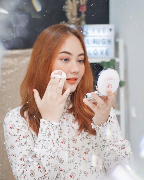 Beberapa hari ini lagi suka banget pakai cushion nya @calystacosmetics Air cushion Foundation ini bagus banget untuk mengcover warna kulit yang tidak merata. Hasilnya medium coverage, formulanya ringan banget cocok untuk daily wear. Cushion ini  Diperkaya dengan zat aktif allontin untuk melembapkan, licorice extract sebagai antioksidan dan mencerahkan kulit dan mengandung vit E sebagi UV filter. Full reviewnya bakalan up di blog aku besok, so stay tuned yaa 🥰@calystacosmetics#CalystaCosmetics#CYXBAirCushion#bloggerreviewcyx #clozetteid