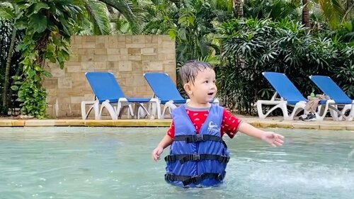 Edisi dibuang sayang 😂 kemarin iseng2 bikin video pake iPhone eh bagus uga 😍 karena sang bayi masih kicik jd mainnya di kiddie pool ajah 😋 andd look how happy he is 😂..@waterbompik @clozetteid #akusudahkewaterbompikkamu?#waterbompik#pantaiindahkapuk#saatnyaliburan#destinasiliburan#tempatrekreasi#waterpark#tempatrekreasidijakarta#ClozetteIDxWaterbomPIK#clozetteid