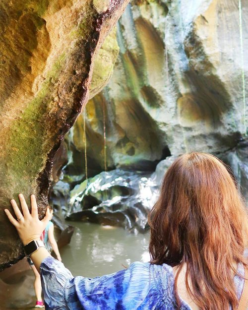 Guwang Hidden canyon is a river with a stone wall that is formed and patterned very wonderful because eroded by river water for hundreds of thousands years to create a masterpiece that makes everyone amazed ⛰☄️
in addition there is a beautiful engraved rock wall there are also some other things that are not as beautiful as the cluster of rocks with clear water rippling and calm in some places so you can swim in it 🐳
.
.
.
.
#clozetteid #beautynesiamember #beautybloggerid #travelvlogger #travellingwithwindana #WindanaInBali #TIAxFRESHKON