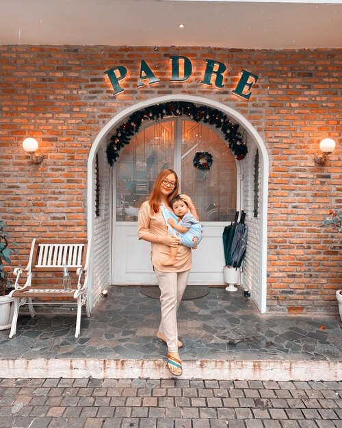 Find a cute cafe in Bogor during a short vacation. I didn't plan to go here, so I only wear shabby clothes and flip-flops, but this is what I am 🙂, I who don't use makeup, don't use contact lenses and fancy clothes. but I like this moment when I can gather with family without having to be fake 🧡...#gorgeouspellbywindana #clozetteid