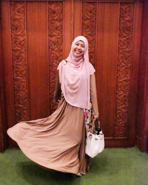 Assalamualaikum, start your day with Bismillah and smile 😘😉😍 share your loved to everyone but keep your heart for only one 😳😬..Taken by @lisna_dwi #lisnamotret #clozetteid #clozette #gayagie #throwback #ifw2017 #hijabblogger #hijabstyle #indijfriends #lifestyleblogger #lifeisnevaflat #lovelife #hijabstyle #hotd #ootd #hotdindonesia #modestwear #modest #dustyrose #gamis #abaya #indonesianblogger