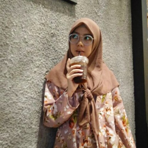 I'm not addicted to coffee, we're just in a committed relationship - unknown ......#2018 #2k18 #gayagie #clozetteid #lifestyleblogger #coffee #modeststyle #hijabstyle #hijabfashion2018 #hotd #workinglife #quotesoftheday #quotes