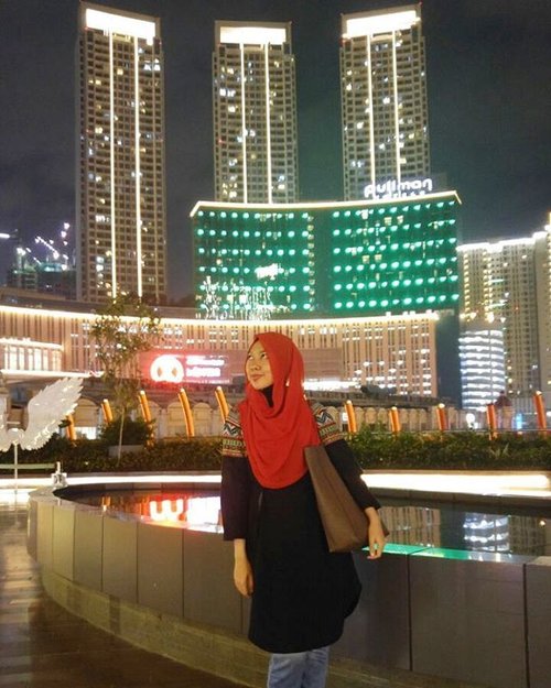 Langit Jakarta malam ini mendung, hujan rintik menemani malam kami. Ada yang datang ada yang pergi, bukan sebuah kebetulan jika kita bertemu. Layaknya langit malam bersama bulan dan bintang.
.
.
.
.
#clozetteid #clozette #gayagie #officelook #officestyle #perjalanangie #teknolife #lifestyleblogger #lifeisnevaflat #hijabstyle #hijabfashion_2016 #hotd #hotdindo #ootd #ootdindo