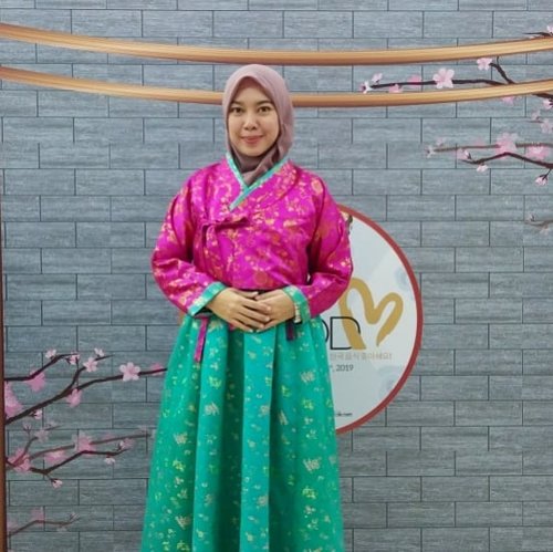 Hanbok - Traditional Korean Costume .....Apakah ini pertanda 🤩😍#gayagie #clozetteid #lifestyleblogger #lifeisnevaflat #lovelife #hijaboftheday #hotd #hanbok #koreanlook #hanbokmuslim #modestfashion #fashion #kfashion