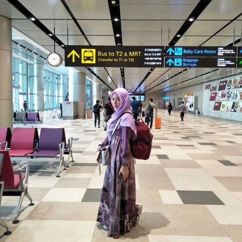 Airport Style Mamtir ✈️🎒http://bit.ly/2E5bo7s...Aman, nyaman, praktis, dan damai sentosa alias nggak kedinginan itu penting banget. Maklum ya mamtir pan gampang banget enterwind. Lagi pula mamtir kan gendong ransel kemana-mana wkwkwkwkk. Dress batik by @inggitgits#gayagie #lifestyleblogger #clozetteid #airportstyle #changit4 #changiairport #visitsingapore #jalanjalansingapuramurah #blogpostgie #hijabtraveller #hijabstyle #indonesianheritage #batiknusantara #modeststyle #airportmodesty