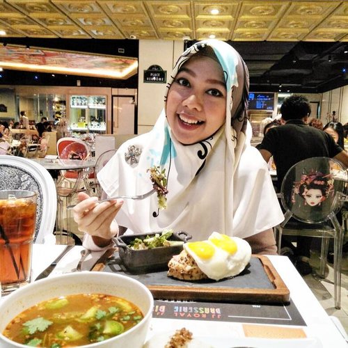 Dinner time 🍴🍴
.
.
.
#gayagie #clozetteid #dinnerdate #westernfood #indonesianfood #lifestyleblogger #bloggerlife #bloggerstyle #hijabstyle #makanmakan #makanmalam #sency #senayancity #latepost #qualitytime