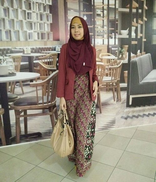 You can think whatever you want, cause I don't care ~ Elsa (Frozen).📷 @andiyaniachmad Supported by @nianastiti @imusyrifah .Today's #officelook #clozette #ClozetteID #sharelovefriendship #pipimantaudiary #lifestyleblogger #bloggerstyle #hotdindo #hotdramadhan #ootd #ootdindo