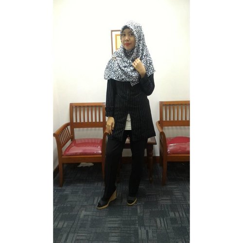 You gain strength, courage, and confidence by every experience in which you really stop look fear in the face. You must do the thing which you think you cannot do ~ Eleanor Roosevelt..#clozette #clozetteid #pipimantaudiary #gayagie #officelook #officestyle #officemakeup #michaelkors #hijabstyle #lifestyleblogger #purbasarimatte