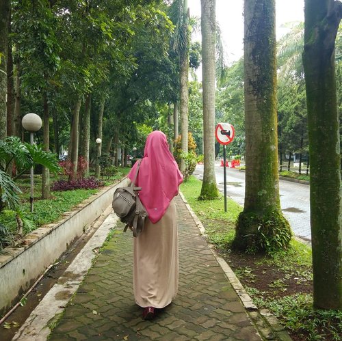 Don't expect anyone to understand your journey, especially if they've never walked your path. Enjoy the journey and try to get better everyday. Don't lose your passion and love for what you do ❤......Hijab @hijabalila Dress @id_theexecutive Bag @zilingoid Shoes @paylessid #selfreminder #quotesoftheday #clozetteid #gayagie #lifeisnevaflat #lifestyleblogger #lovelife #hijabtraveller #workinglife #officestyle #hijabforoffice #lyfe #work #girlpower #muhasabahgie #modestlook #quotes #instaquotes #jumuahbarokah