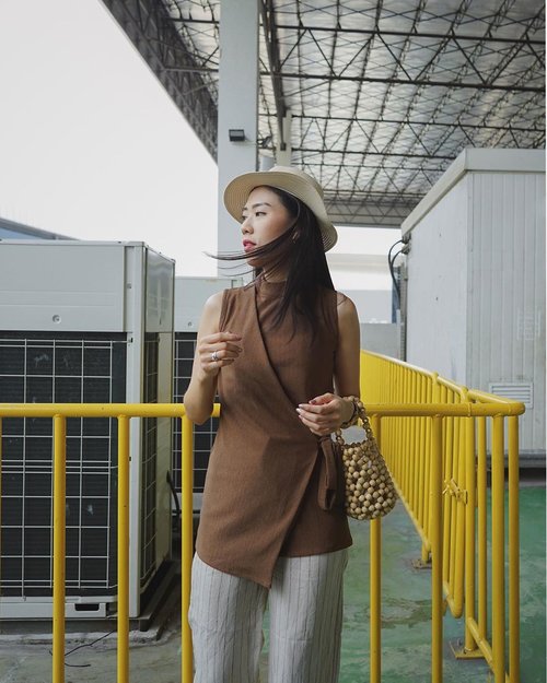 sth browny color to complete the day, basic top is always a good idea! @moa.rtw