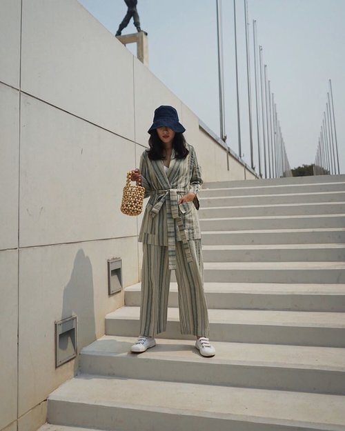 feel free to express Monday mood, I’d love to wearing casual yet stylish work attire outfit from @blzr.id , pair it with @label8store bucket bag to get an extra point of stylish looks✨ 
#wearblzrid
