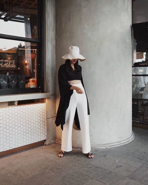monochrome day with @monomolly.id pieces 💫
#JoinTheTrend