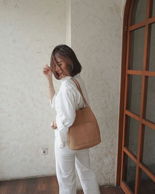 [bag of the day @lyla.co.id ]
jatuh hati sama medium size bag, secara kalo pergi2 aku hampir selalu bawa kamera, dompet, hp dan yang lainnya; unexpectedly semua nya masuk dan materialnya itu loh bagus!
kebetulan design nya yang kotak&un-adjustable straps yang menambah tampilan kesan chic. setuju ga ? 
yuks kembaran yoeks breng2! 🙈😍 #LylaShare