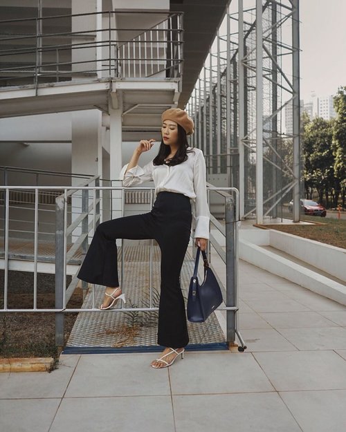 waiting for friday be like... ——— anw, spotted my fav high-waist bell pants from @monomolly.id, it’s stretch and suitable for any occasions, black pants is always the best choice! 🌹
 #JoinTheTrend