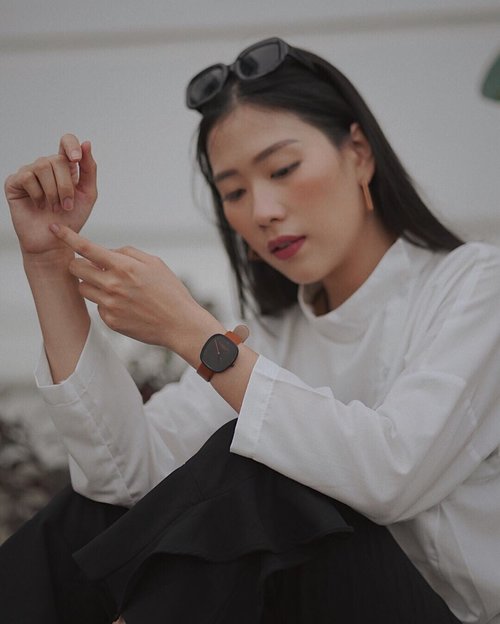 my typical of minimalist and unique shape watch from @lanccelot ✨
this babe suitable for any kind of occasion and always accompany us with the most beautiful moment. thank you for being my best partner ♥️ #lanccelot #lanccelotstory
