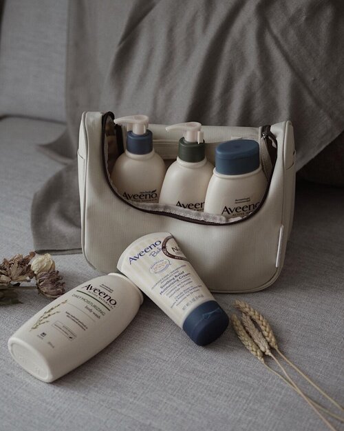 salah satu produk perawatan tubuh favorite dari @aveeno_id yang membuat kulitku sehat natural. kandungan bahan yang alami&berkualitas serta aman di pakai untuk sehari2. body wash dan lotionnya sih juara 💋🙌🏻__kandungan triple oat yang membuat kulit lembab, menutrisi kulit dan menenangkan kulit. tekstur yang gampang meresap dikulit bikin kulit kita bebas beraktivitas, ga lengket dan tetap halus seharian loh! __penasaran kan sama review lengkap nya ? cus lngsung aja baca new blogpost ku! (link in bio) ✨#aveeno #aveenoid #aveenoskinfact #aveenoskinjourney