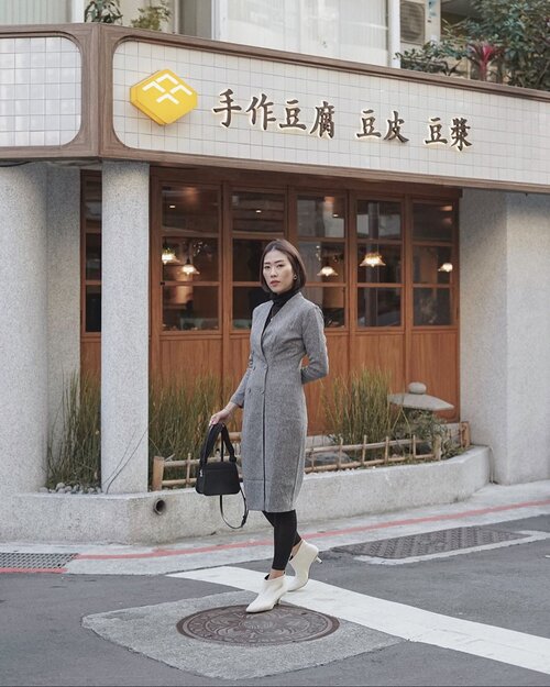 [FASHION TIPS]
kalo traveling ke luar negeri yang punya 4 musim itu emang suatu kesenangan tersendiri ya, kapan lagi kan bisa rasain musim dingin terus bisa pake baju2 tebel gitu #norak 🤪 ———— jadi karena di #taiwan waktu itu belum terlalu dingin2 banget, aku ngakalin pake blazer dress dari @pomelofashion dan heattech shirt dan legging dari @uniqloindonesia , tetap bisa fashionable tanpa kedinginan, terus pake ankle boots deh untuk pemanis 🥰😘
siapa yang setuju ? 😎