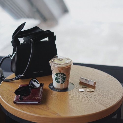 traveling essential in one frame 💫 ——a must have visit coffee shop @starbuckstw even in #taiwan 🖖🏽