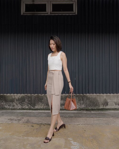 [#KoreanGirls inspo]
jadi berhubung lagi keracunan korean style, ini salah satu mix-match summer outfit wearing @lange.apparel —— perpaduan crop-top dan midi skirt 💯 warnanya juga super neutral, me love it! 🌹
#iwearLangeApparel