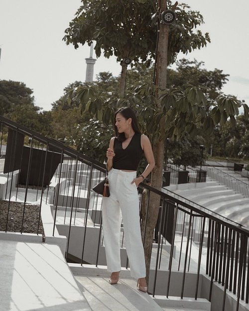 when you have no idea for dress up, just wear monochrome outfit, combine with black crop top and white cullote to appear taller! love this simple magic inspired by @popolucathelabel 💫
don’t forget to enjoy #daywithpopoluca with special discount by using my code “POPOJANEVERO10” ♥️
#inpopoluca