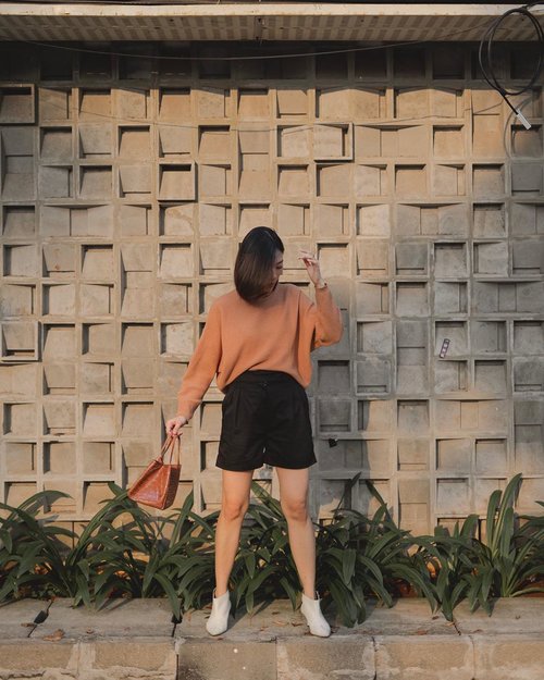 vacation dreaming with this short-pants! 🤎🖤🤎🖤 —— @caro_official.id 
#iWearCaro