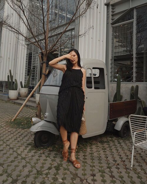 elegance in mood for Friday with KALIH DRESS by @dhuastana 💃🏼