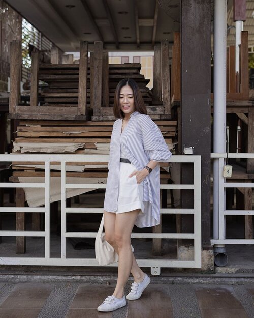 oversized blouse ala2 #koreangirls ✨ 
bisa di mix-match pake short pants biar tampak santai tapi tetap terlihat modis, detail strips vertikalnya itu juga bikin badan terlihat lebih kurus, tuesday outfit checklist ✔️
@noellathelabel