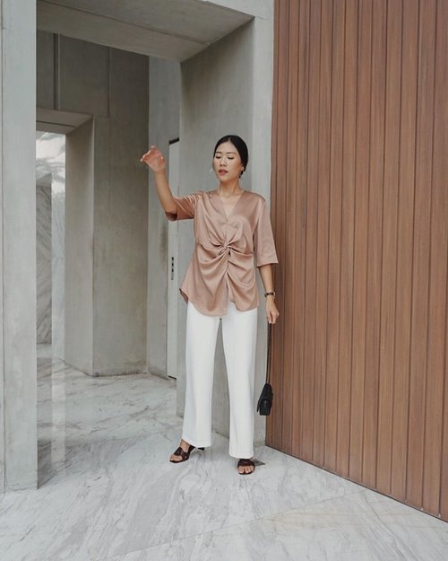 oh, hello monday 〰️ recently i am into neutral colors outfit, also do mix-match with something basic, @anjathelabel literally is the best choice to complete my outfit of the day, perfect piece that’s easy to wear for the day and night, and yess.. the comfy material indeed! ✨ 
#ANJAWoman