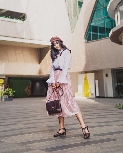 ^ you could never own too much pleats and you can grab this @someday.indo pleats skirt💓 #stylingwithfitri ^
☆
Beret @scoop_ideas 
Shirt @deepa.label 
Scarf @zunata.akemi 
Skirt @someday.indo 
Bag @braunbuffel 
Shoes @howofficial
☆
📷: @aquinaldoadrian