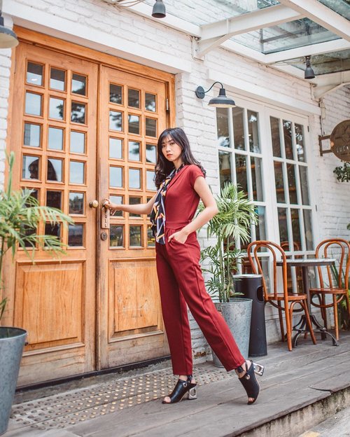 ^ Totally in love with this outfit from @berrybenka, join the hype with my discount code “FITRI” before checkout. xx #stylingwithfitri ^
☆
Jumpsuit/ Z330 from @shopatbanana
Heels/ Kedyna Black from @berrybenkalabel
Photo by/ @owlcturnal