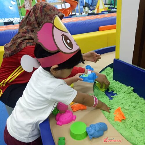 Karena lagi ga bisa cuti-cuti, jadi kita liburan tipis-tipis aja deh di dalam kota. Main di Kidzoona bareng anak biar dia bisa ngerasain #XperienceSeru di playground ini. . Buat ibu-ibu, boleh dicek deh layanan baru Traveloka Xperience. Ada beragam pilihan aktivitas menarik yang bisa dicoba, gak cuma buat anak, tapi anggota keluarga yang lain juga bisa. Mayan, hemat loh soalnya kadang beli tiket via Traveloka Xperience ini bisa lebih murah. Hehehe.. Di cek aja tulisan tentang Traveloka Xperience di http://bit.ly/fainunxtravelokaxperience.#TravelokaBlogContest2019 #blogger #lifeasblogger #familyblogger #bloggerperempuan#Emak2Blogger #KEB #BloggerPalembang #BloggerPalembangKumpul #familybloggerindonesia #momblogger #emakblogger #palembangblogger  #lifestyleblogger #KEB #bloggercihuy #bloggerindonesia #ClozetteID #mombloggerpalembang #ihblogger #hijabblogger#travelblogger #travelbloggerindonesia #womantravelblogger #familytravelblogger