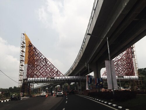 Gerbang Bandara Sultan Mahmud Badaruddin (SMB) II dengan bentuk Topi Tanjak khas Palembang. Tak hanya di area luar, kalau memasuki Bandara SMB II akan banyak kekhasan Palembang yang terpampang nyata, seperti songket dan lemari ukir khas Palembang. ..#JalanNyun #palembangairport