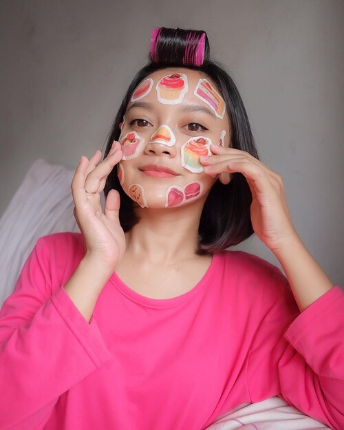 Ada cara baru buat maskeran!!!!
( Slide for details )

Abis maskeran pake Sweet Retreat Set dari @maskeraidebeauty kulit langsung terhidrasi dan berasa sehat...Wanginya manis dan lembut banget kayak cake..

Masker ini terdiri dari 12pcs masker mini dengan ilustrasi gemes yang bisa ditempel sesuai area yang ingin difokuskan.
Masker ini aman karena menggunakan bahan alami dan bebas dari paraben, pewarna berbahaya maupun mineral oil. 

Kalian bisa dapetin Sweet Retreat SET melalui link berikut ini :

http://hicharis.net/sufa/1tKK

#SweetRetreatSET #maskeraide  #CHARIS #hicharis #mask #beauty #skincare #skincareroutine #beautyblogger #beautyinfluencer #influencer #influencerbali #clozetteid #clozette #indobeautygram #beautyeditorial 

@hicharis_official @charis_celeb @charis_indonesia