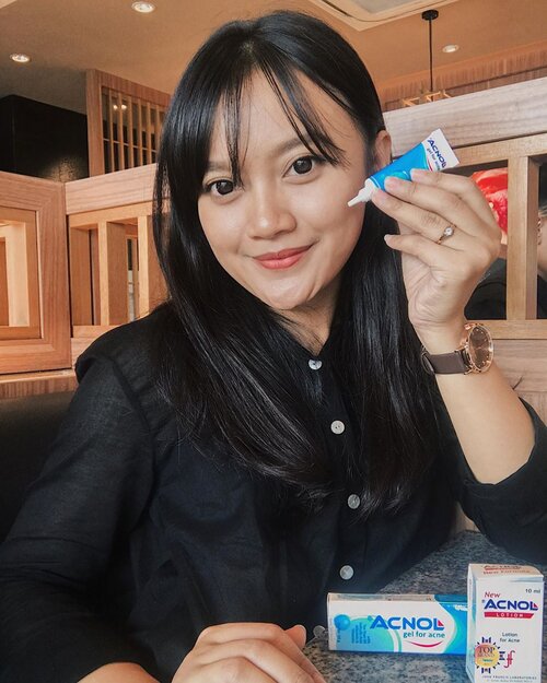 Jerawat bandel bikin ga percaya diri???? Bisa dihilangkan dalam waktu 2 hari !!!!Nih cobain acne gel atau acne lotion dari @acnolcare yang sudah dikenal sejak tahun 1967.•Pernah mendapatkan penghargaan Top Brand For Teens 2011, produk ini ga kalah bagus sama Mario Badescu yg harganya hingga 300rb an.•Aman digunakan oleh wanita maupun pria, karena sudah terdaftar di BPOM dan tersebar di apotik diseluruh indonesia maupun secara online, melalui e-commerce pilihan kalian, dengan harga di bawah 20ribu.•#acnol #acnolgel #acnollotion #acne #acnetreatment #beauty #skincare #influencer #beautyinfluencer #beautyenthusiast #beautylover #blogger #bloggerperempuan #skincareroutine #photooftheday #likeforlikes #endorsement #clozette #clozetteid #clozetteambassador #beautyreview #instabeauty #indobeauty #indobeautygram #indobeautyblogger #instagood #health #bali #indonesia #goodvibes