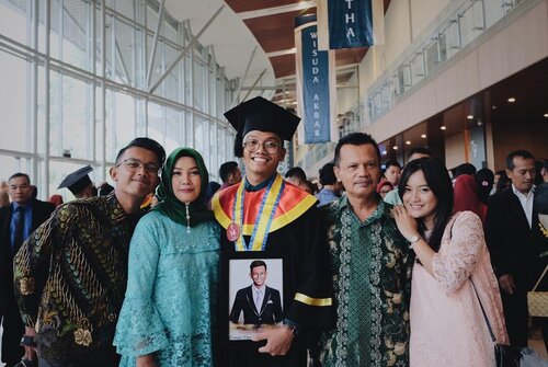 - f u l l  t e a m -
.
#vsco #vscocam #graduation #family #sibling #brother #love #instagood #instadaily #indonesiaconventionexhibition #stan #sekolahtinggiakuntansinegara #photooftheday #potrait #bestmoment #clozette #clozetteid #bsd #jakarta #indonesia #tangerang